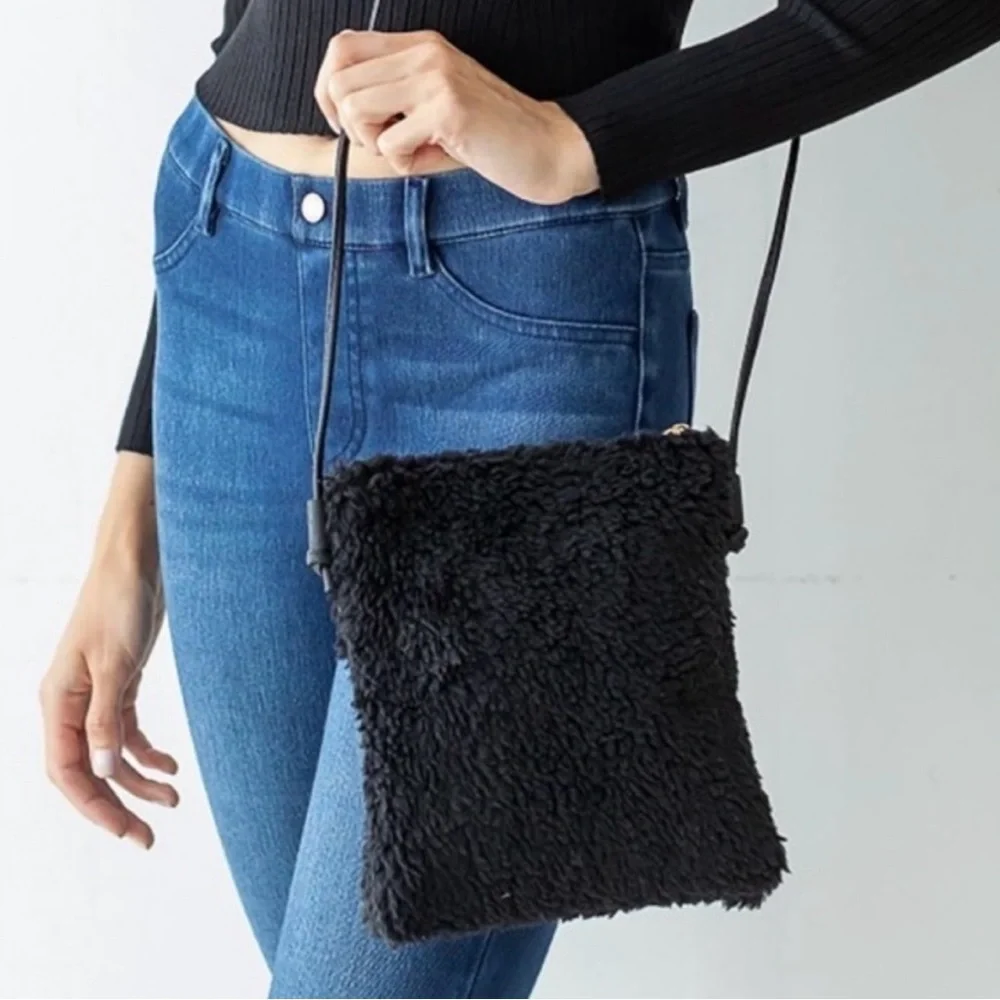 🌸NWT Cute Cozy Small Black Sherpa Crossbody - Picture 1 of 4